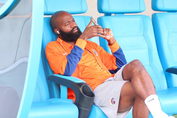 媒体东说念主：兰克尔赛前一晚夜袭深圳见女友，第二天回归裤裆里齐是血